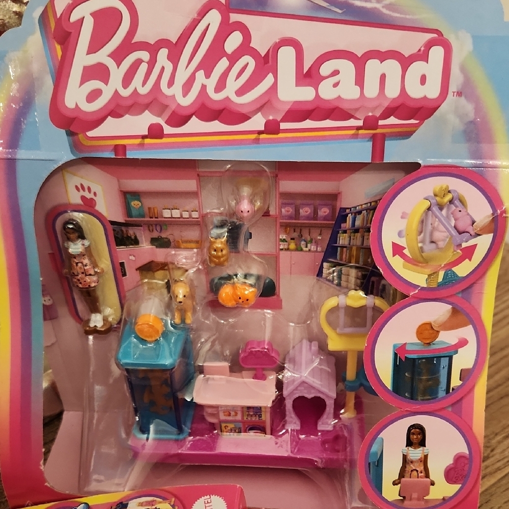 Barbie Mini Playset with Pink and Blue Accessories - Picture 5 of 10